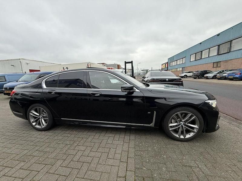 Gebraucht BMW 745e 394 PS (289 kW) 2019 Schwarz Limousine