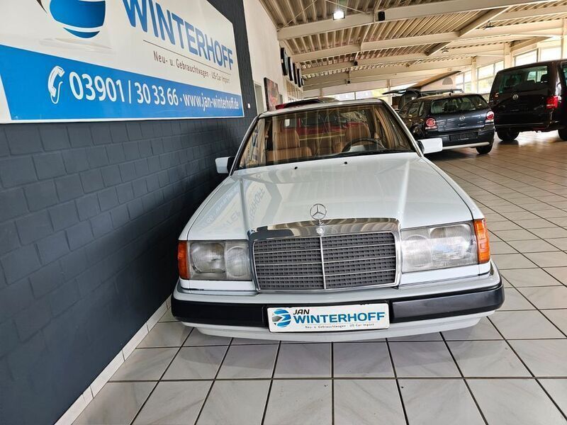 Gebraucht Mercedes E230 132 PS (97 kW) 1995 Weiß Limousine