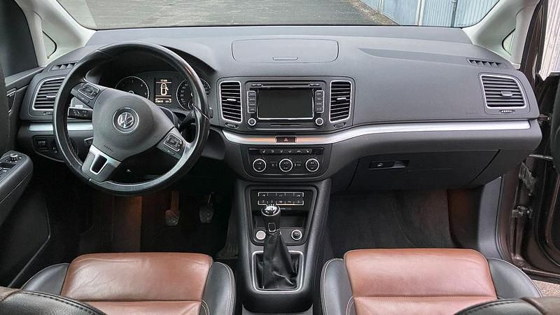 Braun Gebraucht 2013 VW Sharan Highline Van / Kleinbus | 11.900 € (Etwas zu teuer) - Bild 1/4