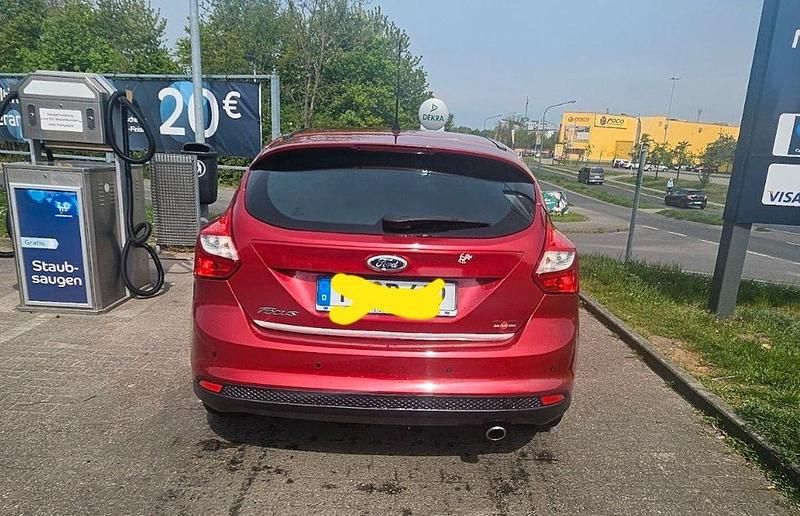 Gebraucht Ford Focus Titanium 150 PS (110 kW) 2011 Rot Limousine