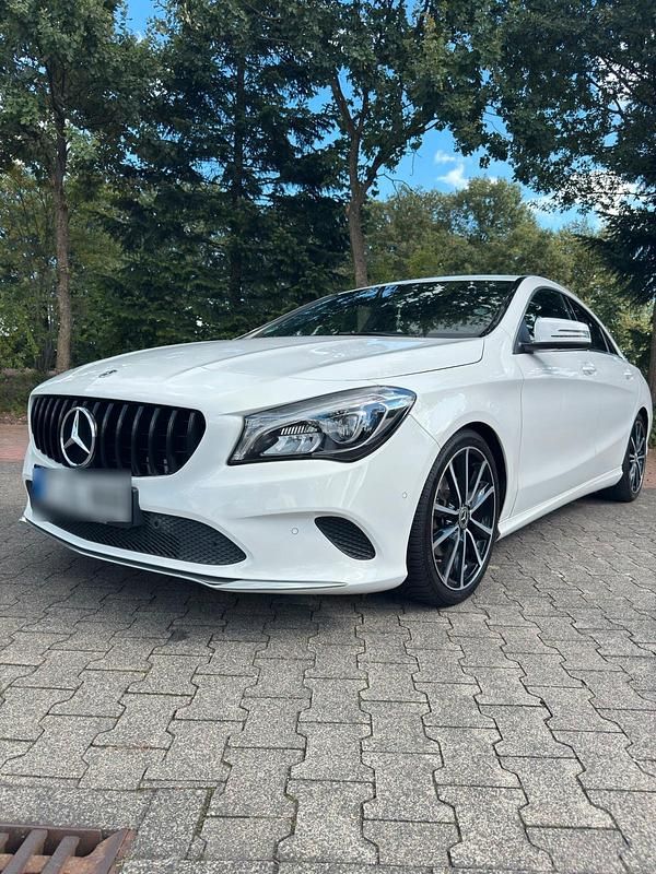 Weiß Gebraucht 2018 Mercedes CLA180 Limousine | 18.900 € (Fairer Preis) - Bild 1/4
