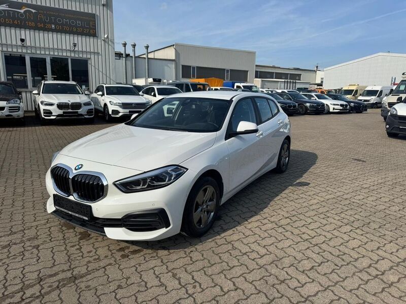 Weiß Gebraucht 2021 BMW 118 Advantage Kleinwagen | 17.900 € (Superpreis) - Bild 1/4