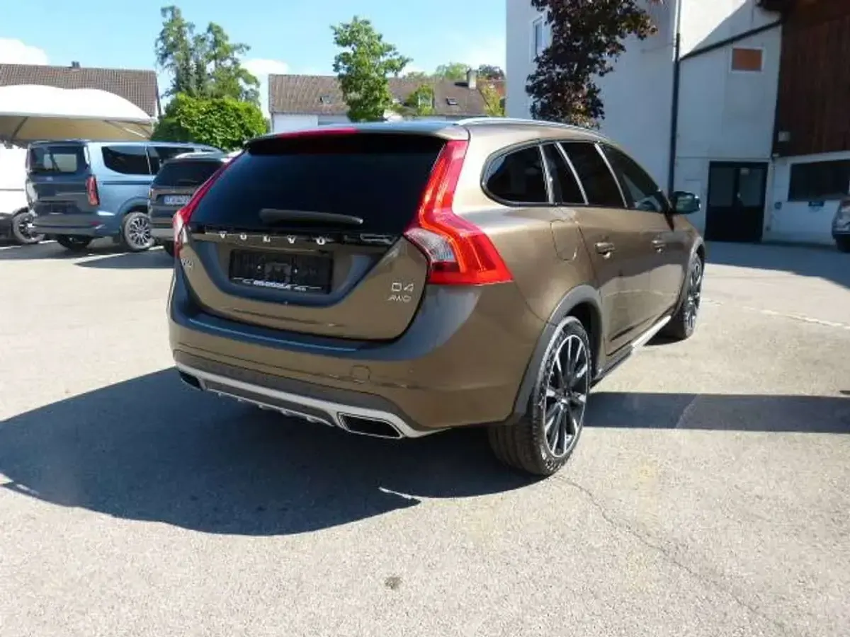 Gebraucht Volvo V60 CC Summum 190 PS (139 kW) 2016 Twilightbronze met. Kombi