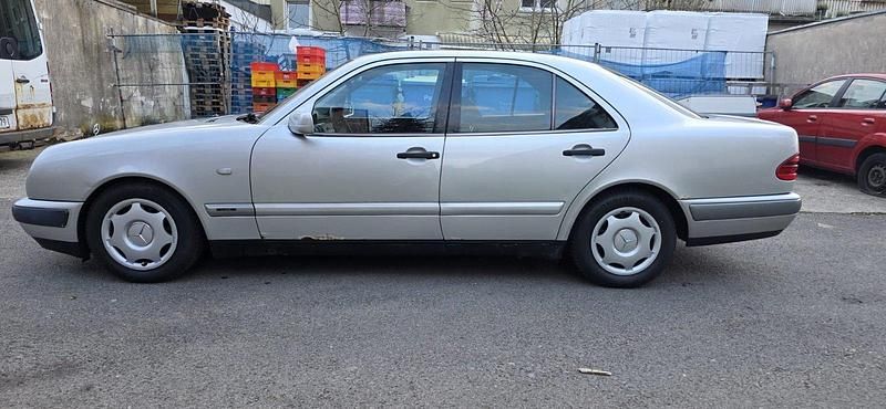 Gebraucht Mercedes E220 102 PS (75 kW) 1999 Grau Limousine