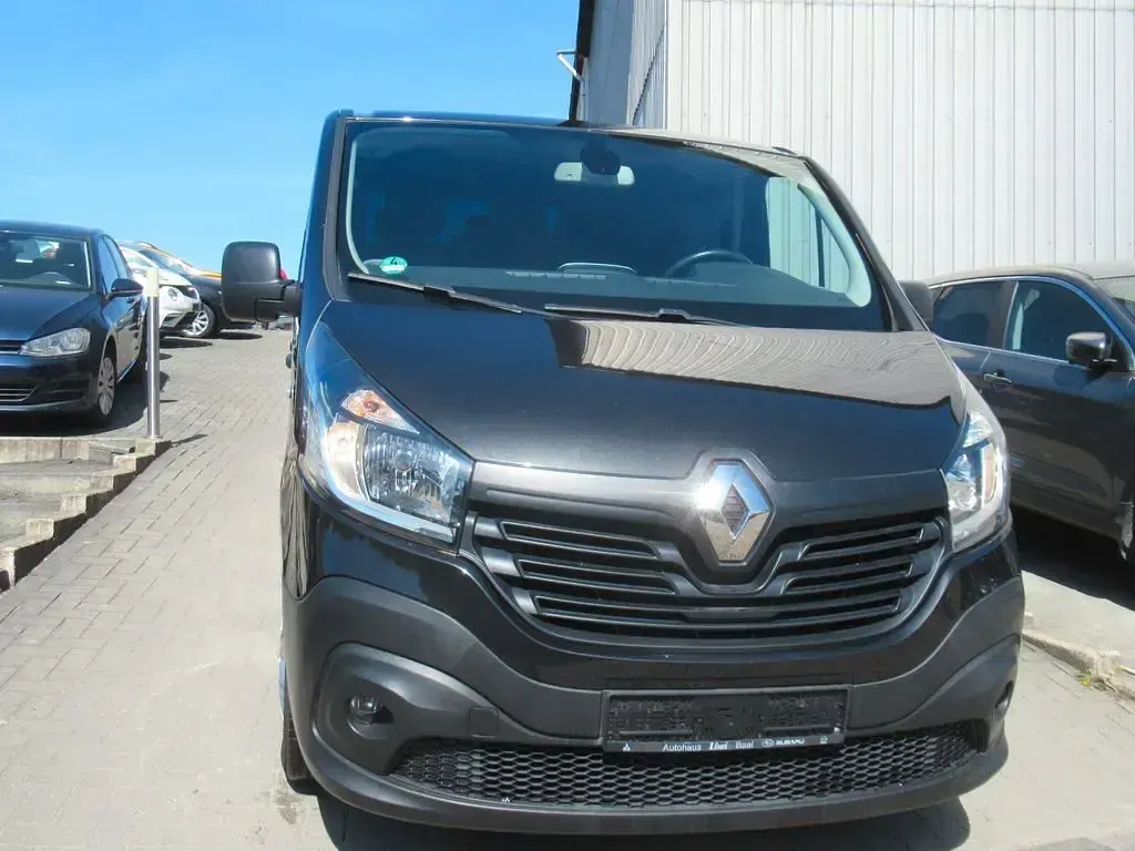 Usado Renault Trafic Expression 145 HP (106 kW) 2016 Preto Monovolume