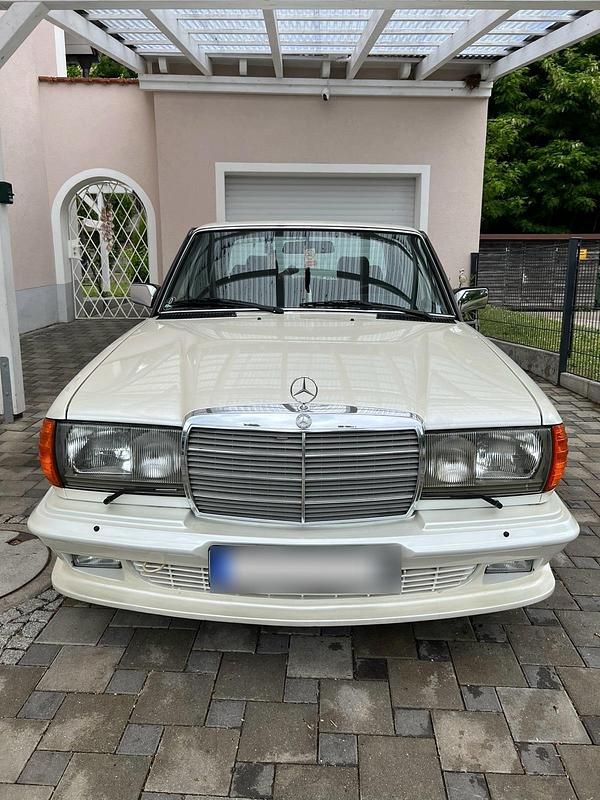 Gebraucht Mercedes E230 136 PS (100 kW) 1982 Weiß Limousine