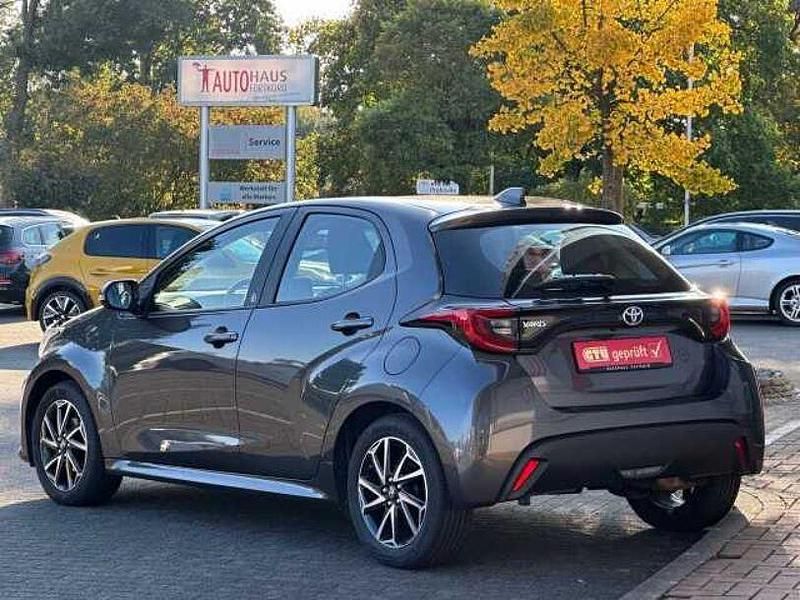 Gebraucht Toyota Yaris Team 125 PS (91 kW) 2023 Grau Limousine