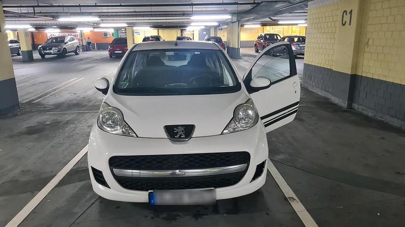 Weiß Gebraucht 2009 Peugeot 107 Kleinwagen | 950 € (Guter Preis) - Bild 1/4