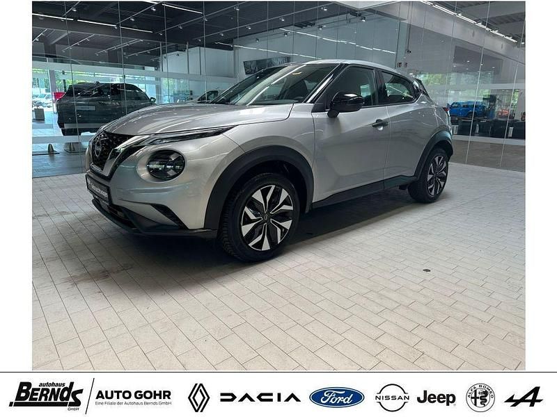 Silver metallic (ky0g) Gebraucht 2024 Nissan Juke Acenta SUV | 19.440 € (Fairer Preis) - Bild 1/4