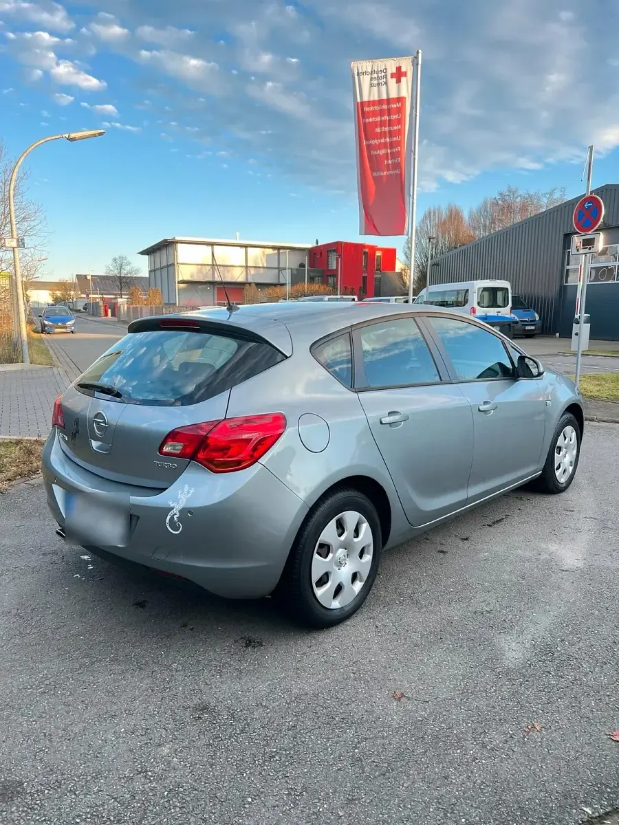 Gebraucht Opel Astra 140 PS (102 kW) 2012 Grau Limousine