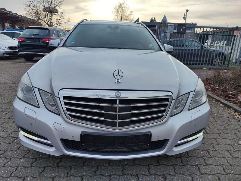 Silber Gebraucht 2011 Mercedes E250 Kombi | 6.490 € (Superpreis) - Bild 1/4