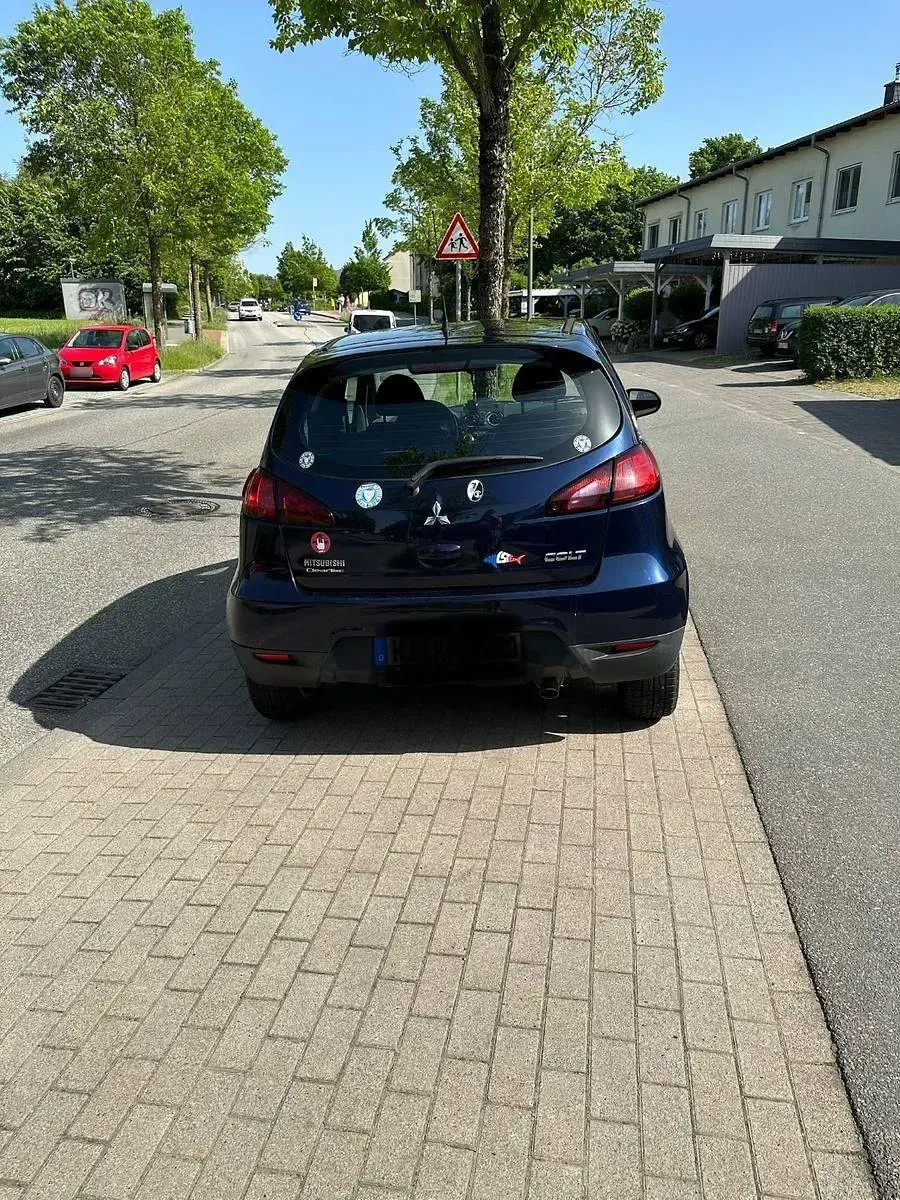 Gebraucht Mitsubishi Colt Intense 95 PS (69 kW) 2011 Blau Kleinwagen