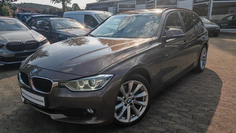 Braun Gebraucht 2013 BMW 320 Sport Line Kombi | 8.499 € (Guter Preis) - Bild 1/4