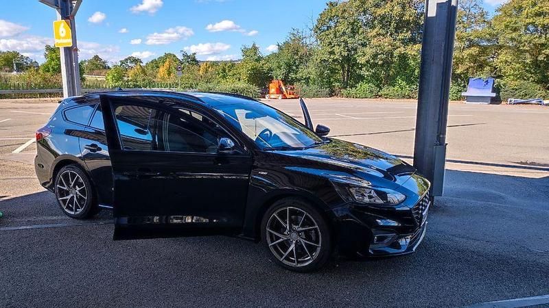 Schwarz Gebraucht 2020 Ford Focus ST-Line Kombi | 16.800 € (Fairer Preis) - Bild 1/4