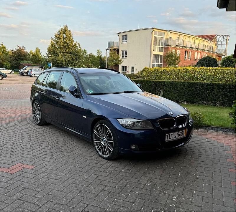 Blau Gebraucht 2012 BMW 320 Sport Line Kombi | 4.500 € (Superpreis) - Bild 1/4