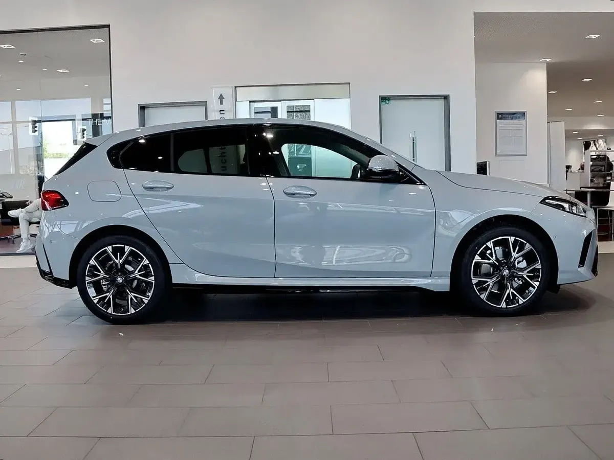Ny BMW 116 Efficient Dynamics 122 HK (89 kW) 2026 Grå Hatchback