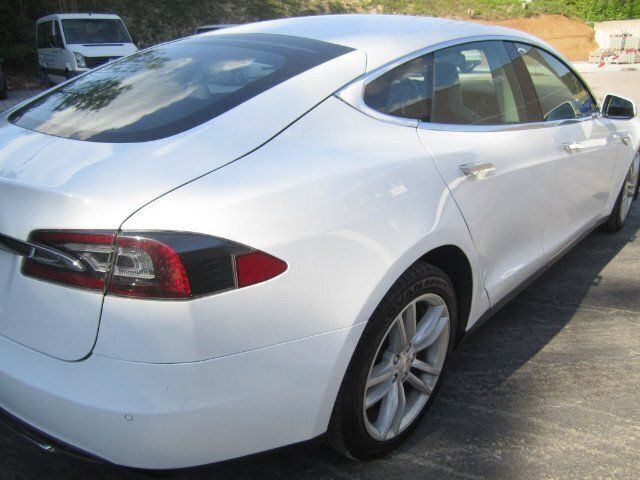 Gebraucht Tesla Model S Performance 350 kW (476 PS) 2014 Weiß metallic Kleinwagen