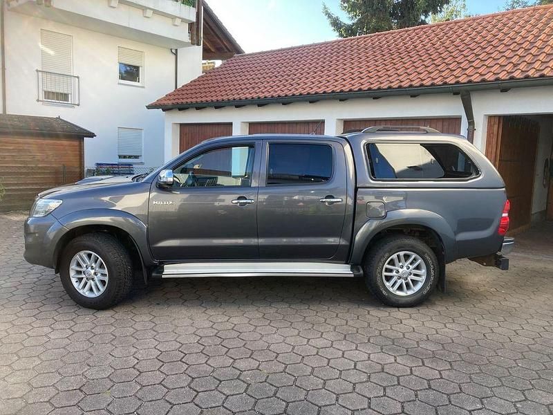 Grau Gebraucht 2016 Toyota HiLux Abholung | 22.500 € (Fairer Preis) - Bild 1/4