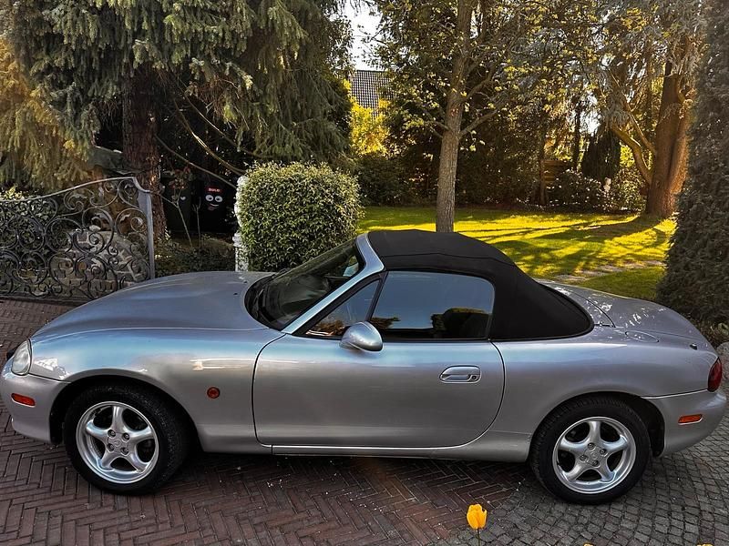 Second-hand Mazda MX5 110 CP (80 kW) 2004 Argintiu Cabrio