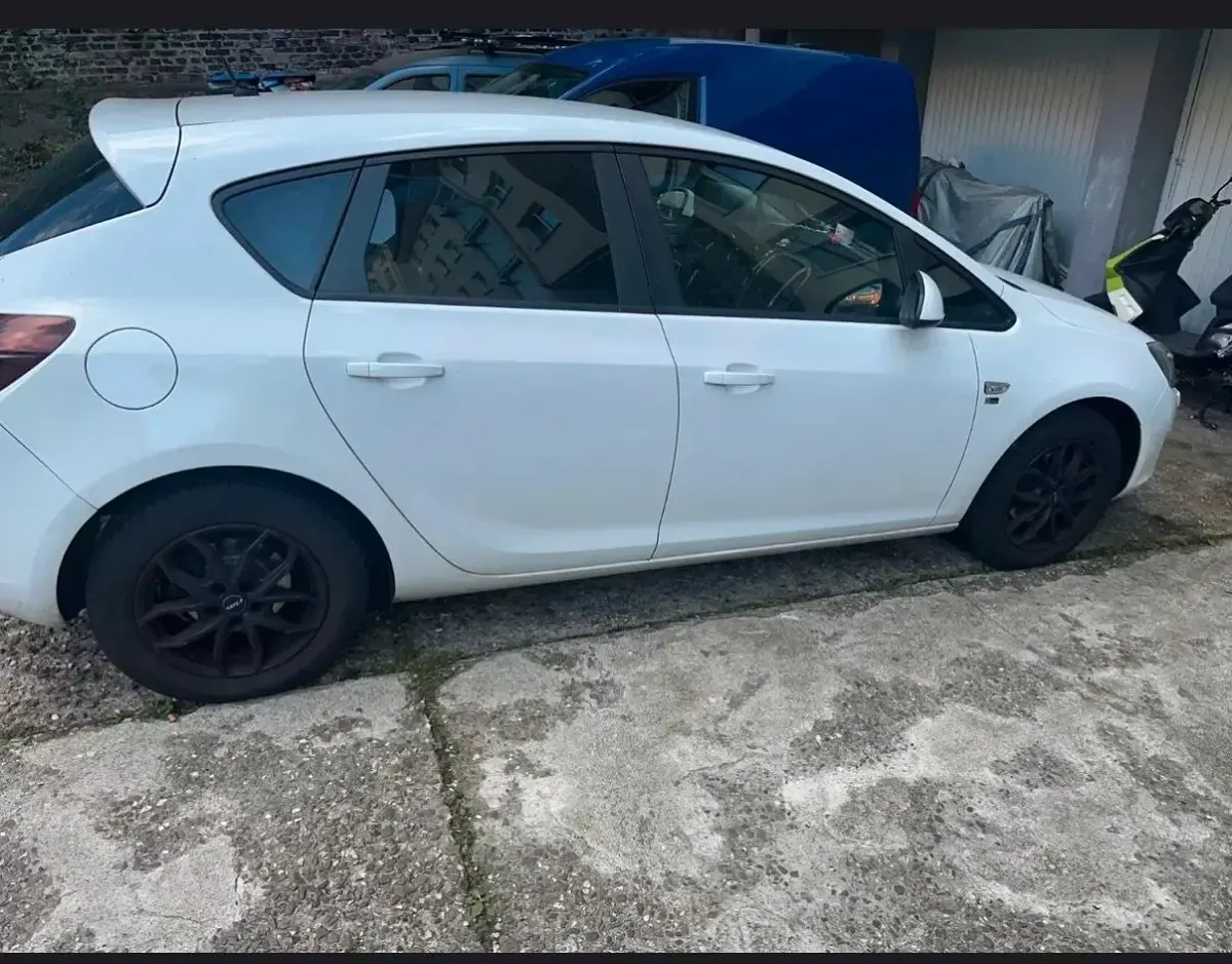 Gebraucht Opel Astra 101 PS (74 kW) 2012 Kleinwagen