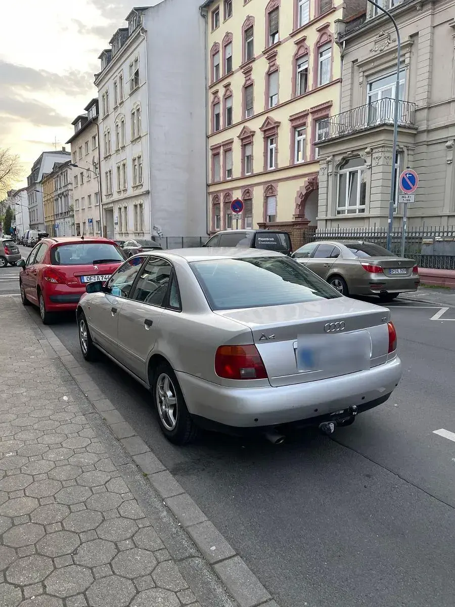 Używany Audi A4 125 KM (91 kW) 1995 Srebrny Sedan/Limuzyna