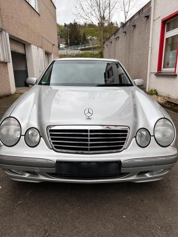 Silber Gebraucht 2001 Mercedes E240 Limousine | 4.000 € (Fairer Preis) - Bild 1/4