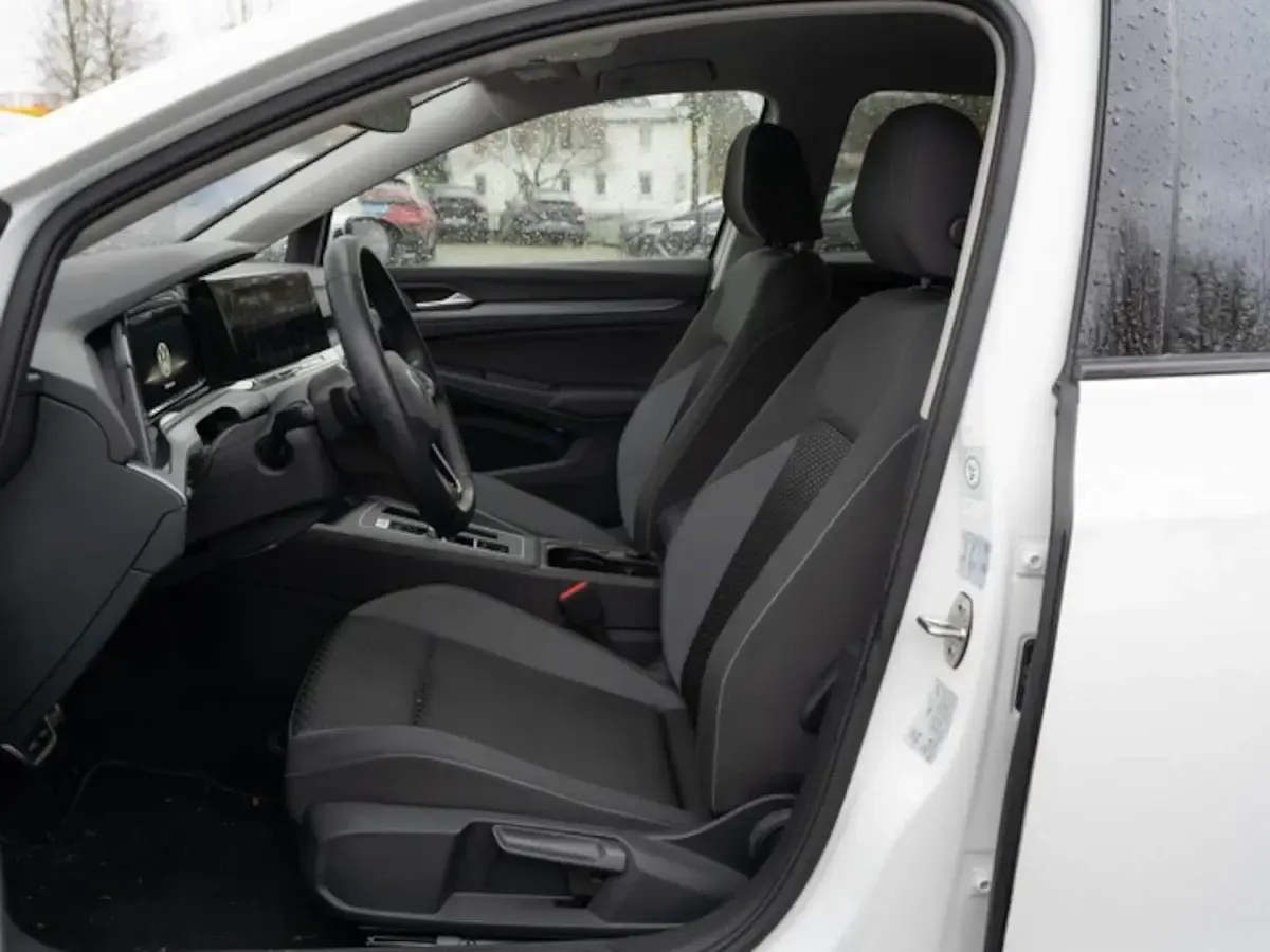 Second-hand VW Golf VIII Active 110 CP (80 kW) 2023 Alb Hatchback