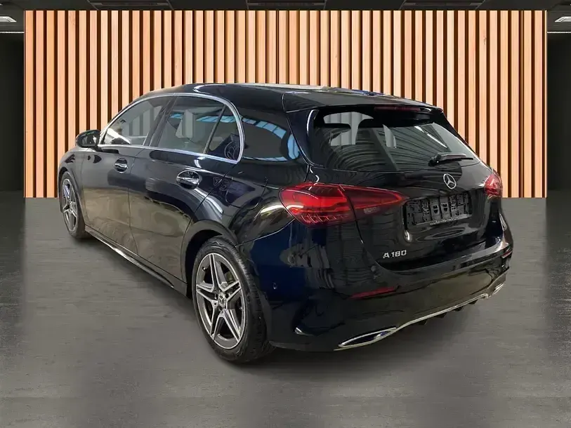 Gebraucht Mercedes A180 AMG 150 PS (110 kW) 2025 Schwarz cosmos schwarz (metallic) Limousine