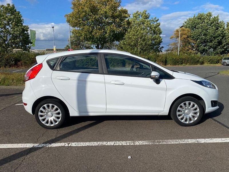 Gebraucht Ford Fiesta Trend 82 PS (60 kW) 2017 Weiß Limousine