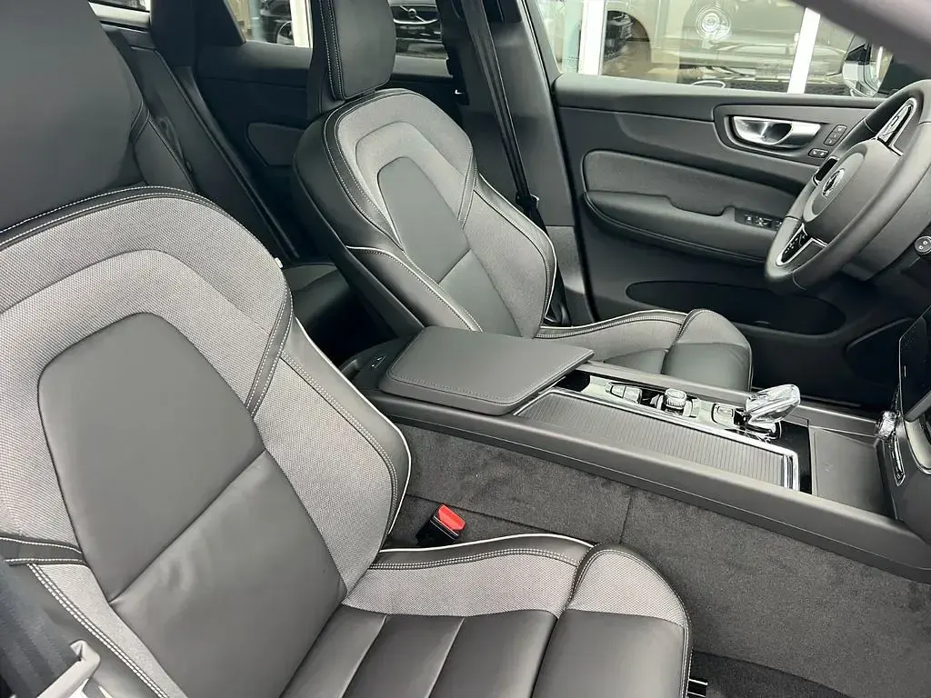 Neu Volvo XC60 Plus 455 PS (334 kW) 2025 Grau SUV