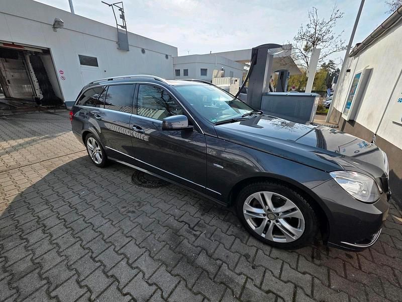 Gebraucht Mercedes E200 136 PS (100 kW) 2011 Grau Kombi