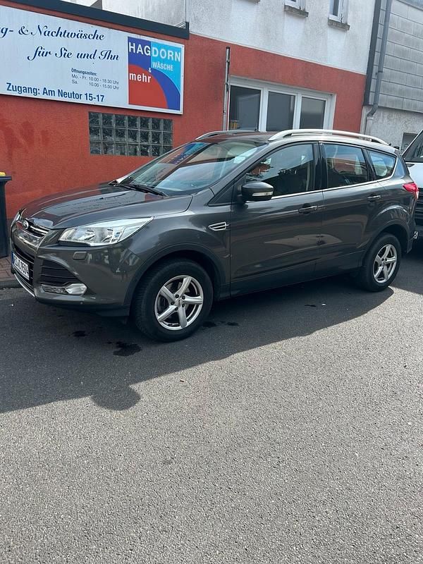 Grau Gebraucht 2015 Ford Kuga Titanium SUV | 9.500 € (Guter Preis) - Bild 1/4