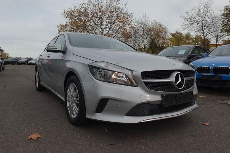 Grau Gebraucht 2016 Mercedes A180 Limousine | 12.790 € (Fairer Preis) - Bild 1/4