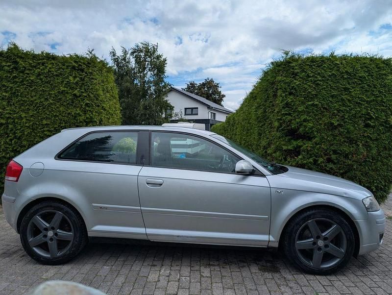 Silber Gebraucht 2004 Audi A3 Ambiente Limousine | 2.150 € (Fairer Preis) - Bild 1/4