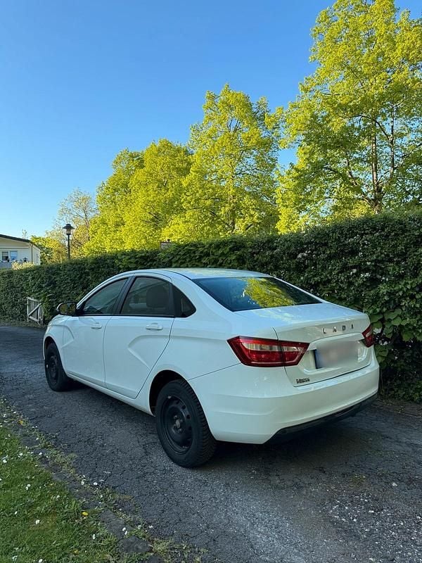 Second-hand Lada Vesta 102 CP (75 kW) 2019 Alb Berlinǎ
