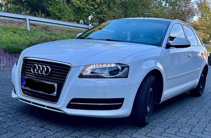 Weiß Gebraucht 2011 Audi A3 Sportback Ambiente Limousine | 10.000 € (Fairer Preis) - Bild 1/4