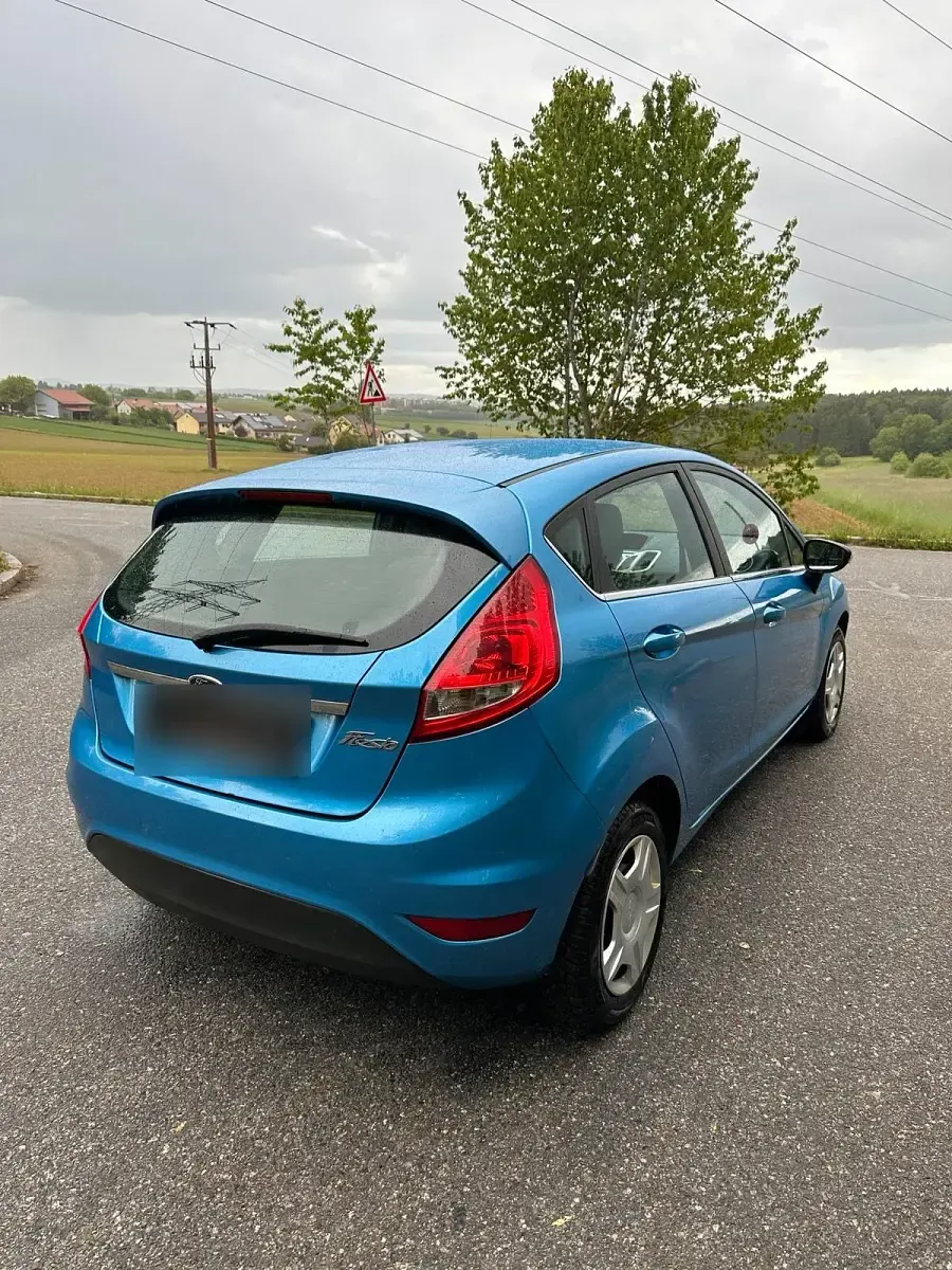 Gebraucht Ford Fiesta Titanium 82 PS (60 kW) 2011 Blau Kleinwagen