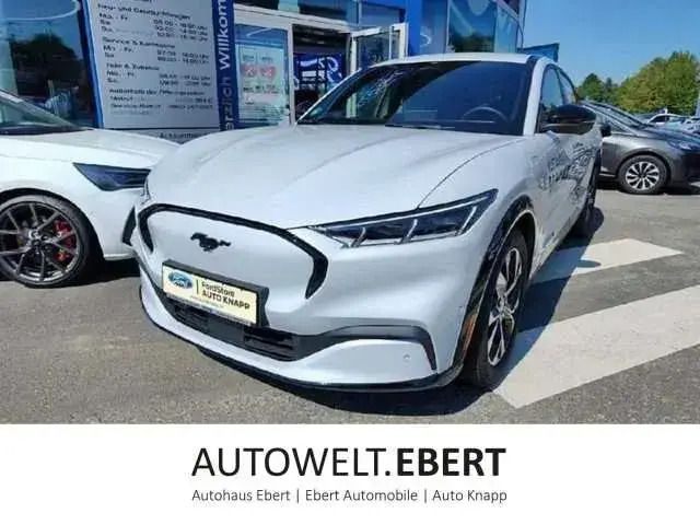Space white Gebraucht 2022 Ford Mustang Mach-E Extended Range SUV | 37.990 € (Superpreis) - Bild 1/4