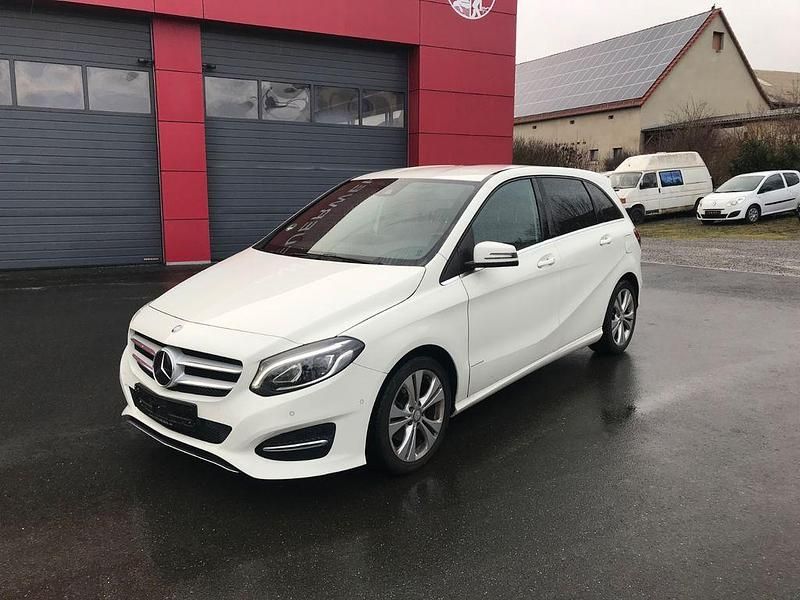 Gebraucht Mercedes B200 156 PS (114 kW) 2014 Weiß Van / Kleinbus