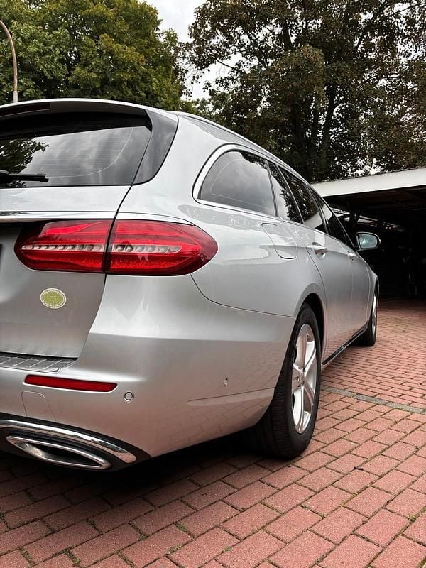 Silber Gebraucht 2017 Mercedes E220 Avantgarde Kombi | 22.500 € (Fairer Preis) - Bild 1/4