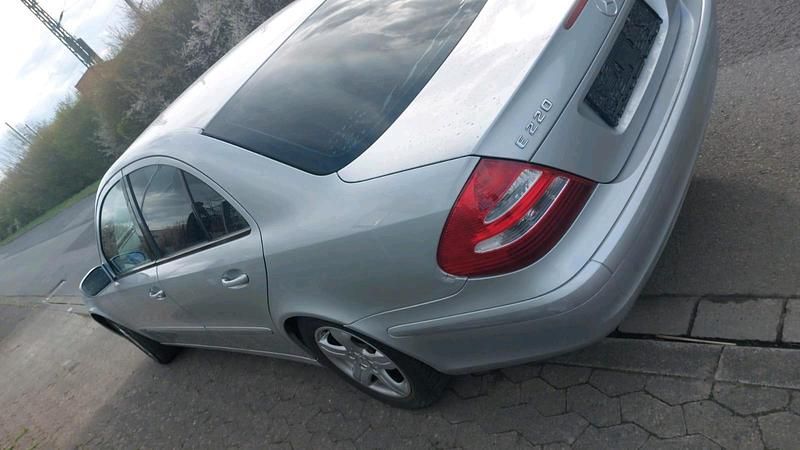Gebraucht Mercedes 220 175 PS (128 kW) 2004 Silber Limousine