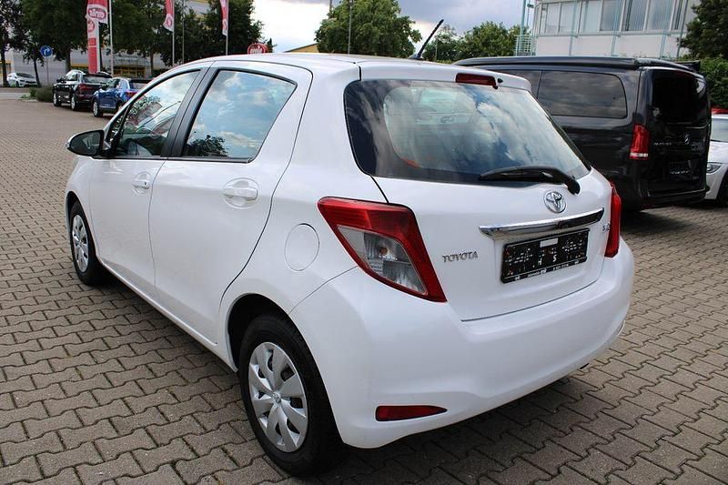 Gebraucht Toyota Yaris Life 69 PS (50 kW) 2013 Weiß Limousine