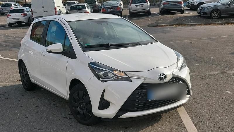 Weiß Gebraucht 2018 Toyota Yaris Limousine | 8.950 € (Guter Preis) - Bild 1/4