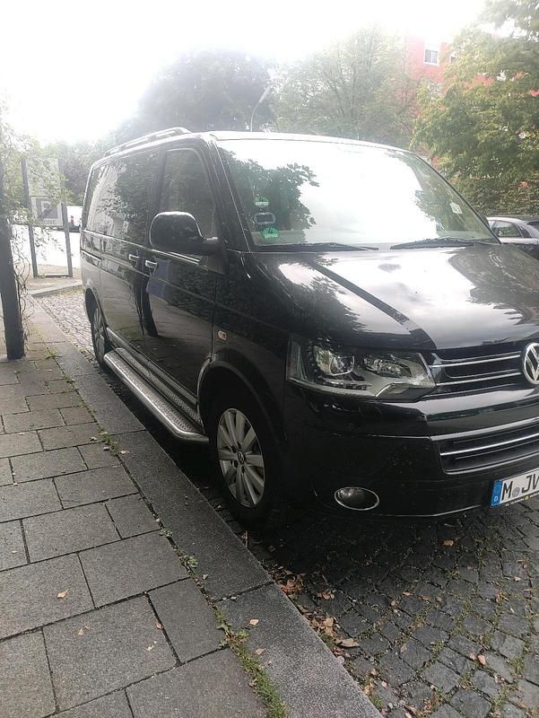 Schwarz Gebraucht 2025 VW Multivan Van / Kleinbus | 24.999 € - Bild 1/4