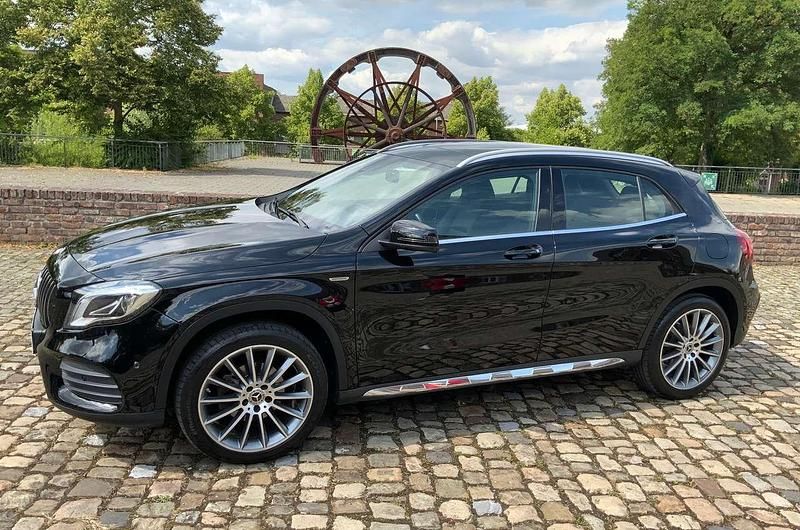 Schwarz Gebraucht 2018 Mercedes GLA180 AMG line SUV | 24.500 € (Etwas zu teuer) - Bild 1/4