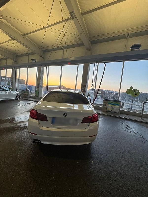 Gebraucht BMW 520 184 PS (135 kW) 2010 Weiß Limousine