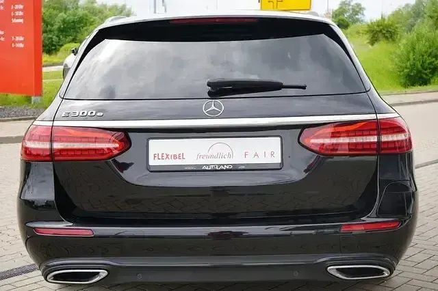 Gebraucht Mercedes E300 Exclusive 320 PS (235 kW) 2022 Schwarz Kombi