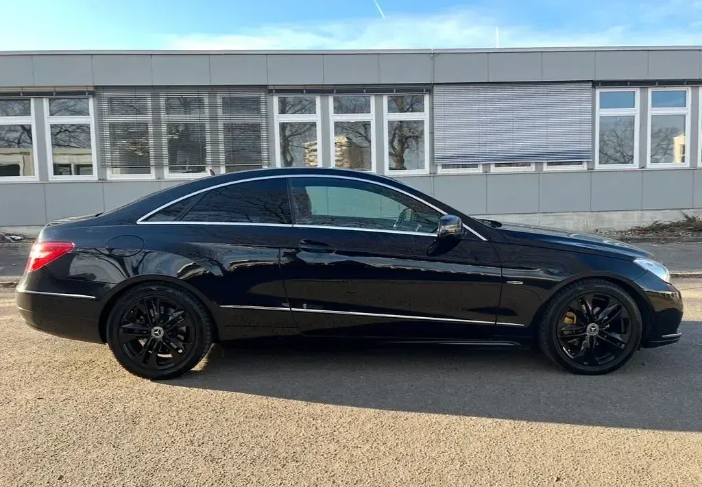 Gebraucht Mercedes E250 204 PS (150 kW) 2011 Schwarz Coupé
