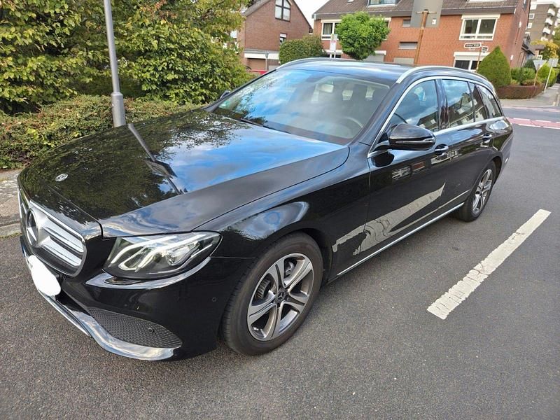 Schwarz Gebraucht 2018 Mercedes E200 Avantgarde Kombi | 23.180 € (Guter Preis) - Bild 1/4