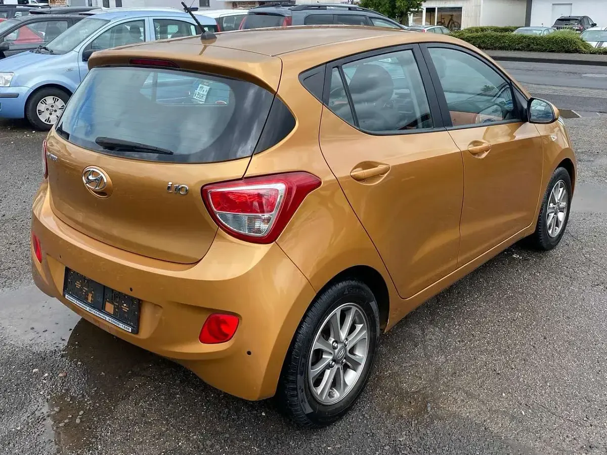 Gebraucht Hyundai i10 Trend 67 PS (49 kW) 2015 Mandarin orange / mic Kleinwagen